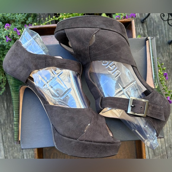 Ron Donovan Bespoke Suede T-Strap Peep Toe Stiletto
Size 10
Handmade in Italy - Picture 7 of 11